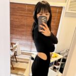 Moga Mogami Instagram - この日はカラコンなしの裸眼で アイメイクもめちゃくちゃ薄めの撮影でした。 (サロペの方は完全にアイメイクなし) やっぱりメイクって装備って感覚があるから 裸眼だとものすごく目つきが鋭くなるし データあがってくるのが怖いような、新たな最上もがになるのか お楽しみに…！ 今日は雨で寒かったね。 早く晴れてほしいな