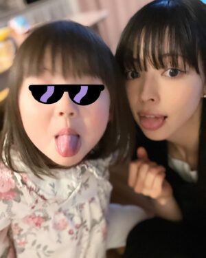 Moga Mogami Instagram - 先日、娘が3歳になりました！

友だちから「3歳になると一気に人間だよ…！」と言われたけれど
ほんっとおしゃべりが上手になって、お手伝いもしてくれるし
おトイレも着替えも1人でできたり、慰めてくれたり…
でもずーっとママにはべったりかわいい。
大変だけど楽しいシングルマザーライフは4年目に突入です。

"ママ"をしてると、自分の嫌な部分がでてきて
謝って、謝られて、感謝して、されて、
受け入れるってこういうことかなーとか
親子の絆というのは日々の積み重ねなんだな、って。

誕生日ケーキはあけちゃんが買ってきてくれた〜！
ここのケーキ、グルテンフリーだけど
めちゃくちゃ美味しくて大好き。
娘、ずっとあけちゃんの足に足置いてた笑
@darenogare.akemi ありがと🤍

ゆるりと見守ってくださってるみなさまも
いつもありがとうございます☺️🍰