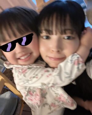 Moga Mogami Instagram - 先日、娘が3歳になりました！

友だちから「3歳になると一気に人間だよ…！」と言われたけれど
ほんっとおしゃべりが上手になって、お手伝いもしてくれるし
おトイレも着替えも1人でできたり、慰めてくれたり…
でもずーっとママにはべったりかわいい。
大変だけど楽しいシングルマザーライフは4年目に突入です。

"ママ"をしてると、自分の嫌な部分がでてきて
謝って、謝られて、感謝して、されて、
受け入れるってこういうことかなーとか
親子の絆というのは日々の積み重ねなんだな、って。

誕生日ケーキはあけちゃんが買ってきてくれた〜！
ここのケーキ、グルテンフリーだけど
めちゃくちゃ美味しくて大好き。
娘、ずっとあけちゃんの足に足置いてた笑
@darenogare.akemi ありがと🤍

ゆるりと見守ってくださってるみなさまも
いつもありがとうございます☺️🍰