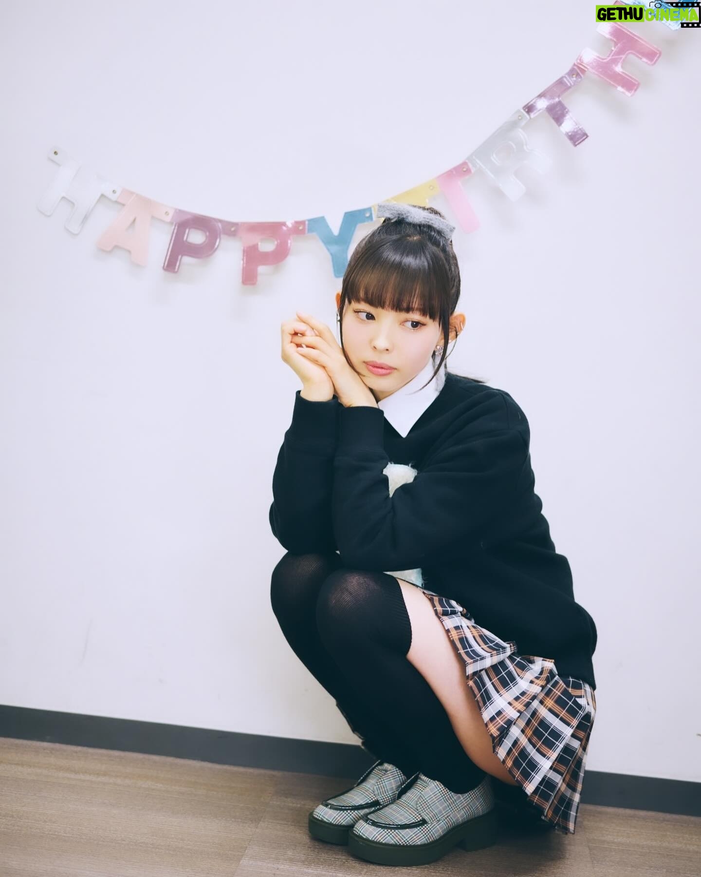 Moga Mogami Instagram - 私がよく「言葉にして伝えてくれると嬉しい」って言うのは それをしなければいけない、とか無理強いしたい訳じゃなく もしどんなに好きでいてくれても それって言葉にしないと1ミリも伝わらないから もし伝わって欲しいと思ってくれているのなら 伝えてくれないとわからないよーってことでした! 自分の気持ちは隠したいとか 伝わらなくていいって思うのならそのままで大丈夫です! 応援の仕方というのは人それぞれやりたいように、が大前提だと思うんです。 だから私はそこに関して気にしないから 伝えないから申し訳ないなんて思わないで欲しいです🙏 こうしてくれたら嬉しいな、ってことは それをしなかったからといって恨むとか嫌になる訳じゃないので☺️ 察するのって友だちや家族でさえ難しいし 相手の意思とは逆に思い込んで 悪い方向に考えてしまったりしますしね。 なので私はしつこいと思われようと 「全部読んでるよ」というのと 「いつもありがとう」は伝えていきます!