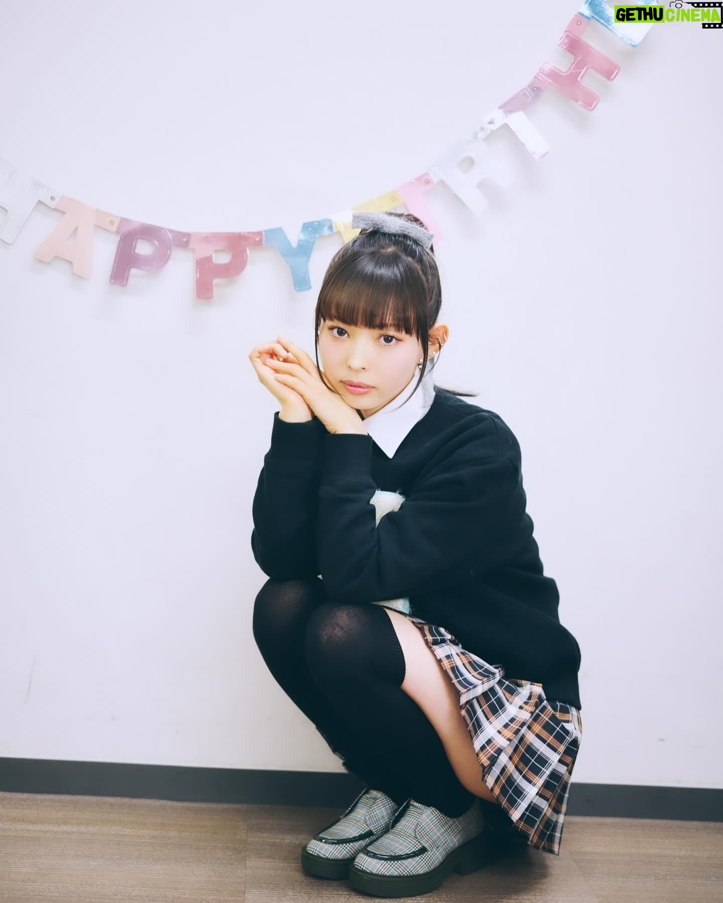 Moga Mogami Instagram - 私がよく「言葉にして伝えてくれると嬉しい」って言うのは それをしなければいけない、とか無理強いしたい訳じゃなく もしどんなに好きでいてくれても それって言葉にしないと1ミリも伝わらないから もし伝わって欲しいと思ってくれているのなら 伝えてくれないとわからないよーってことでした! 自分の気持ちは隠したいとか 伝わらなくていいって思うのならそのままで大丈夫です! 応援の仕方というのは人それぞれやりたいように、が大前提だと思うんです。 だから私はそこに関して気にしないから 伝えないから申し訳ないなんて思わないで欲しいです🙏 こうしてくれたら嬉しいな、ってことは それをしなかったからといって恨むとか嫌になる訳じゃないので☺️ 察するのって友だちや家族でさえ難しいし 相手の意思とは逆に思い込んで 悪い方向に考えてしまったりしますしね。 なので私はしつこいと思われようと 「全部読んでるよ」というのと 「いつもありがとう」は伝えていきます!
