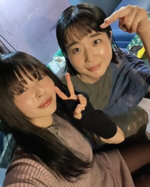 Moga Mogami Instagram - ねむさんと僕

『豪さんの日SP』で２時間たっぷり喋りました〜
でもこれ、永遠に語れるね。

控室の天井低過ぎる問題
ねむさんやっぱ当たる🤣

久しぶりに会っても久しぶりな感じしないのは
濃い時間を共に過ごしてきたからだろうか〜

豪さんも全く変わってなかった。

配信は２週間アーカイブみれるらしいので
よければぜひみてね。

現場で会えたみなさま
配信観てくれたみなさま
ありがとう！
あんまりコメ拾えんくてごめんよ！

うわ、懐かしー！て面々もかなりいて笑
楽しかった〜笑った〜

家帰ったら普通に2人とも
"母"になるんだろなって思うとそれもおもろい