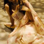 Mokksha Instagram - Finally this song I did it😍🥰 Captured by @peebee_90 @pbstudiosofficial @ss.creationphotographyfilms Wearing @studiobhumbro Makeup n hair @makeupartist__bikuboy07 #mokksha #born #queen #bông #sari #lover #traditional #nostalgia #tamil #song #trending