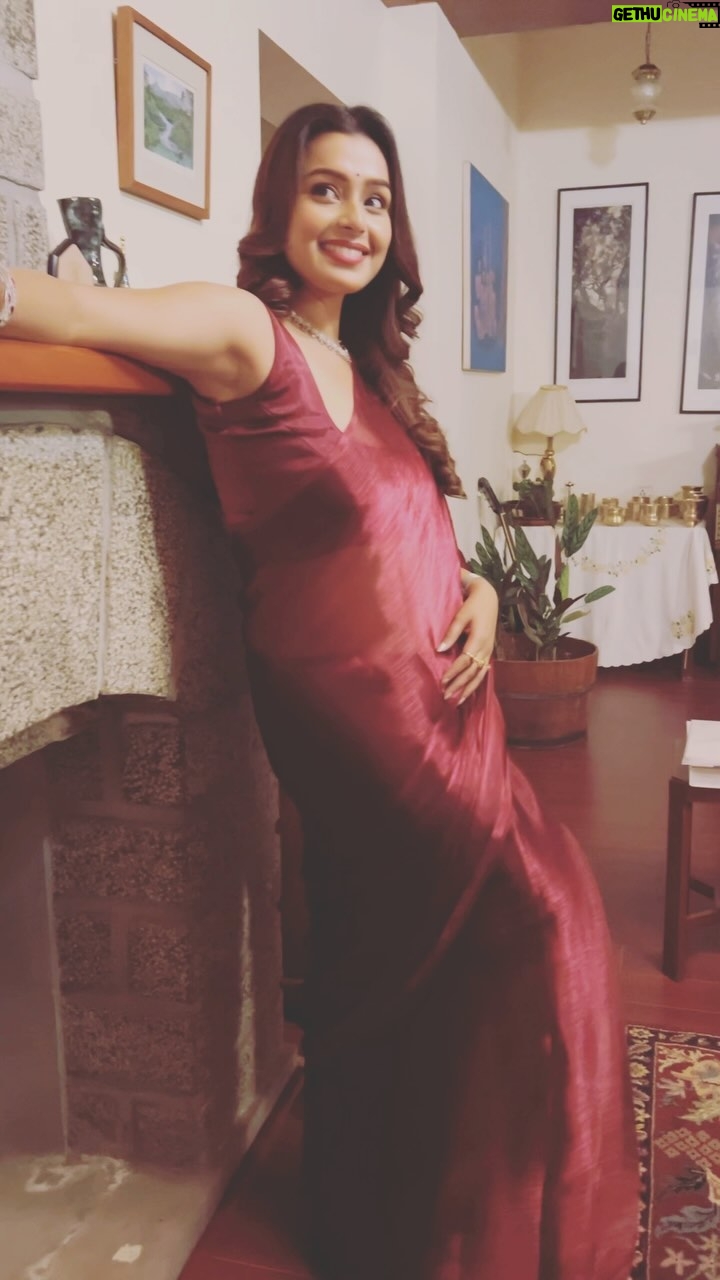 Mokksha Instagram - Trending one finally 😄 Captured by @frosh.ambitious Makeup and hair @bercy_alex Edited by Me #mokksha #born #queen #sari #lover #tamil #film #shooting #kodaikanal