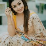 Mokksha Instagram – Exclusively for the retro lovers 🫶🏻
Captured by @umphotography150 
#mokksha #born #queen #sari #love #oldschool #goal #bongo #bong