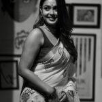 Mokksha Instagram - Deadly combination East vs South 😄🥰 Colour or B/W Captured @peebee_90 @pbstudiosofficial @ss.creationphotographyfilms Wearing @studiobhumbro Makeup and hair @makeupartist__bikuboy07 #mokksha #born #queen #traditional #sari #lover #bongcrushkolkata #keralasaree #kolkatabuzz