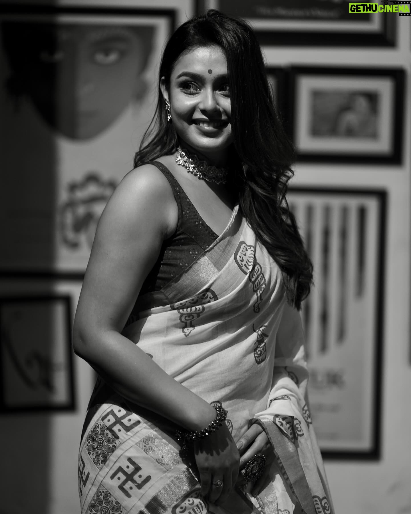 Mokksha Instagram - Deadly combination East vs South 😄🥰 Colour or B/W Captured @peebee_90 @pbstudiosofficial @ss.creationphotographyfilms Wearing @studiobhumbro Makeup and hair @makeupartist__bikuboy07 #mokksha #born #queen #traditional #sari #lover #bongcrushkolkata #keralasaree #kolkatabuzz