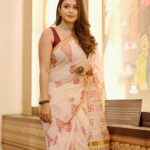 Mokksha Instagram - Deadly combination East vs South 😄🥰 Colour or B/W Captured @peebee_90 @pbstudiosofficial @ss.creationphotographyfilms Wearing @studiobhumbro Makeup and hair @makeupartist__bikuboy07 #mokksha #born #queen #traditional #sari #lover #bongcrushkolkata #keralasaree #kolkatabuzz