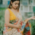 Mokksha Instagram – Exclusively for the retro lovers 🫶🏻
Captured by @umphotography150 
#mokksha #born #queen #sari #love #oldschool #goal #bongo #bong