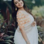 Mokksha Instagram – Exclusively for the retro lovers 🫶🏻
Captured by @umphotography150 
#mokksha #born #queen #sari #love #oldschool #goal #bongo #bong