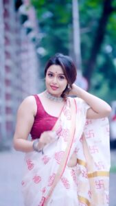 Mokksha Instagram - Whatever happens yet I will reach out to my destination for sure !!!! Captured by @pbstudiosofficial @peebee_90 @ss.creationphotographyfilms Edited by Me Wearing @studiobhumbro Makeup n hair @makeupartist__bikuboy07 #mokksha #born #queen #contrast #audiovisual #tamilsong #bong #backdrop #favorite #song #96 #emotions