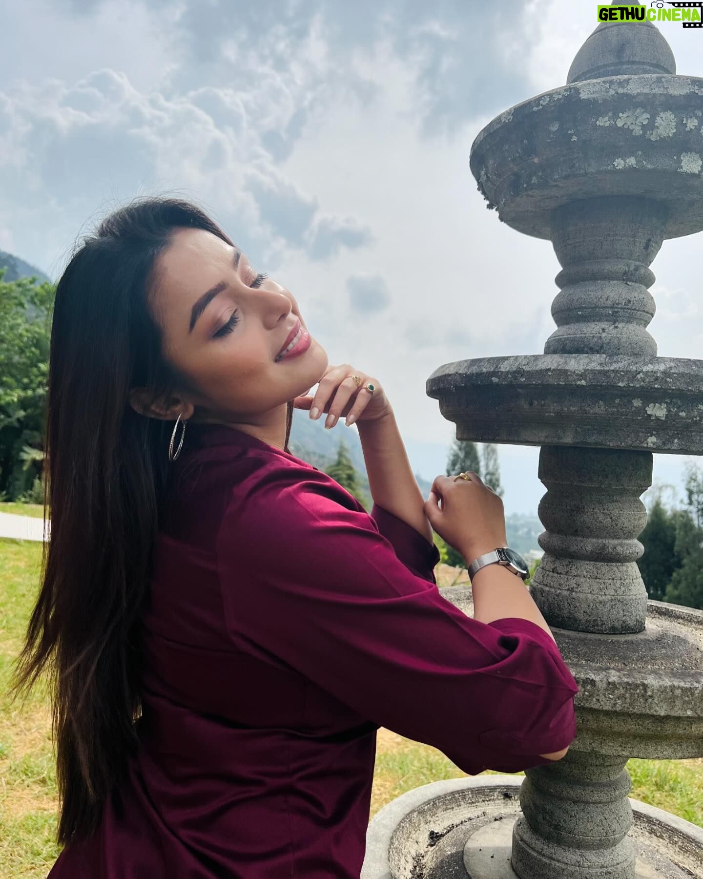 Mokksha Instagram - I am the Colour of my own canvas 😋😄 Captured by @frosh.ambitious Makeup and hair @bercy_alex #mokksha #born #queen #kodaikanal #diaries #tamil #film #nature #lover