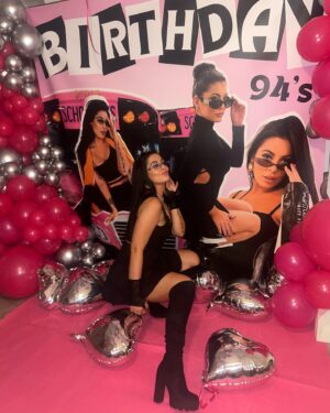 Molie Pasqualini Instagram - Merci à tous pour vos messages à l’occasion de mes 29 ans! alors ma déco???? Vous ne rêvez pas j’ai fais imprimer un poster géant de moi en mode année 90 🤣🤣!! Mercii a @ponpon_lp pcq franchement elle a fait son effet cette déco!
Ps: vous ne rêvez pas non plus Sam est déguisé en femme en haut à gauche ptdrrrr
