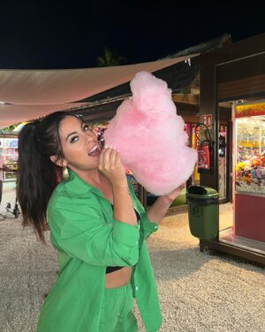 Molie Pasqualini Instagram - Emballée par ma barbe à papa plus grande que ma tête 😋🤣