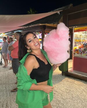 Molie Pasqualini Instagram - Emballée par ma barbe à papa plus grande que ma tête 😋🤣