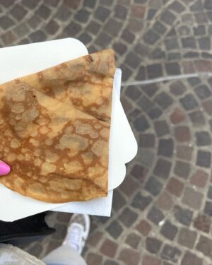 Molie Pasqualini Instagram - Coucou, je suis toujours vivante j’ai fait un petit tour à Lille hier ☀️ 
J’en ai profité pour faire mes 10 000 pas et manger de la m*rde du coup quel intérêt? 🤣🤣🤣