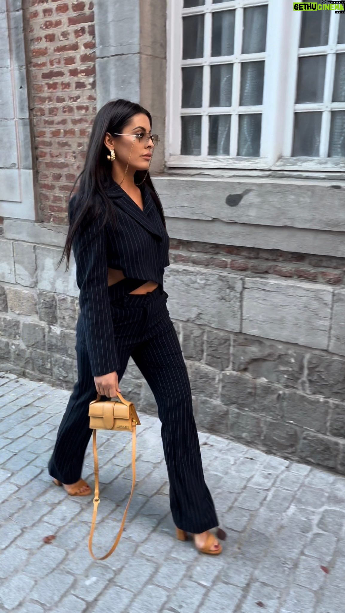 Molie Pasqualini - 3 Likes - Jāaime trop trop trop cet ensemble mĆŖme si ont voit mes bĆ©bĆ©s bourrelets dans le dos ahahah il est trop beau non? š»š»š» #girlygirls #tailleur #modellife #tendence