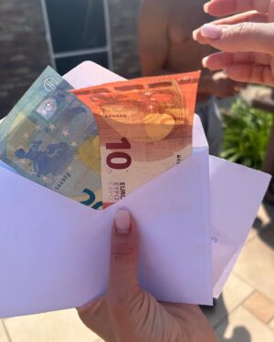 Molie Pasqualini Instagram - A vie ma Tazou ❤️ mon amie de toujours et pour toujours. Mel aussi je t’adore tqt 🤣 
Cadeau improbable qu’elle a reçu bcp trop marrant !! Pour ma part je lui ai offert un chèque cadeau mais ca aurais clairement pu être mon cadeau aussi cette enveloppe ahahah !!! 
Gâteau défoncé   bougie peppa pig pcq il ne restait que ça! A l’arrache comme d’hab mais c’est bien nous ca! Love ❤️

Ps: premier soleil de l’année et j’ai clairement cramé 🤣