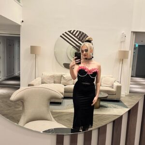 Mollie Gallagher Instagram - quick hair change xox