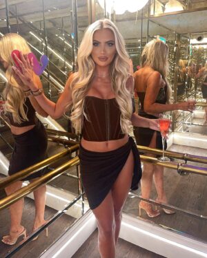 Mollie Salmon Instagram - Mirror mirror on the wall 🪞