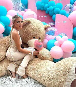 Mollie Salmon Instagram - Die with memories not dreams🍭🧸