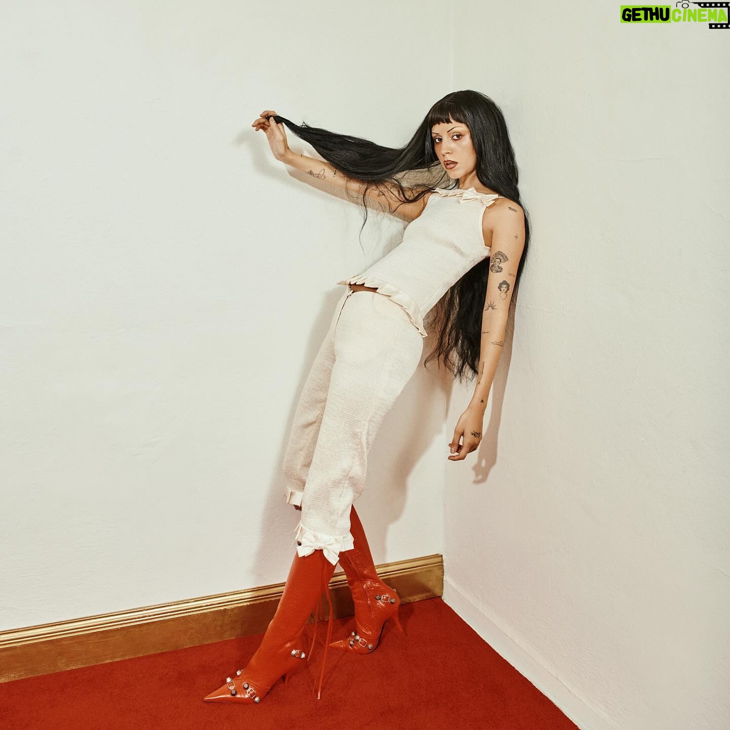 Molly Cranna - 262 Likes - Shrimp season w/ @gabriela_martinez // styling @annieandhannah // makeup @itsnicklennon // hair @arbanadollani // sets @claytr0n // special thanks @tylerandelinblake !