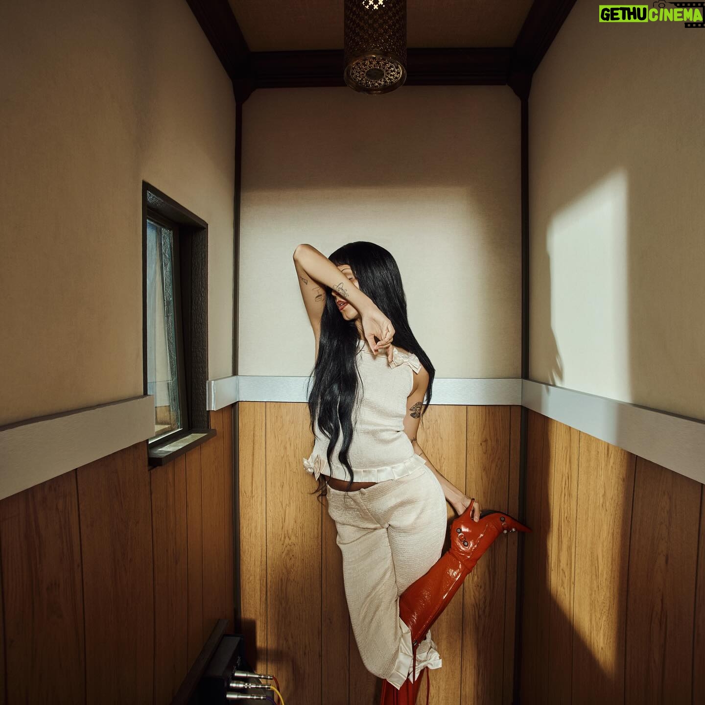 Molly Cranna - 262 Likes - Shrimp season w/ @gabriela_martinez // styling @annieandhannah // makeup @itsnicklennon // hair @arbanadollani // sets @claytr0n // special thanks @tylerandelinblake !