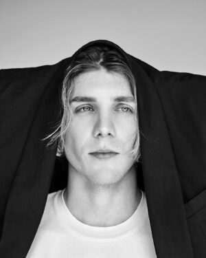 Molly Cranna Instagram - @lukasgage everyone!!! Just in time for tonight’s season finale of @thewhitelotus // also the last shot was an accidental and prescient reference to episode 4 😛 // beautifully styled by @laaurenwalsh with grooming by @clara_rae