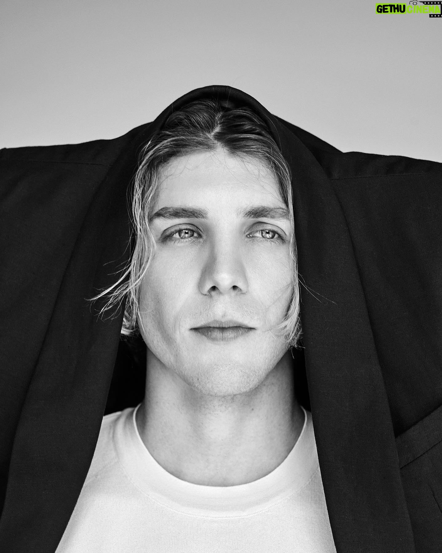 Molly Cranna - 1.9K Likes - @lukasgage everyone!!! Just in time for tonight’s season finale of @thewhitelotus // also the last shot was an accidental and prescient reference to episode 4 😛 // beautifully styled by @laaurenwalsh with grooming by @clara_rae