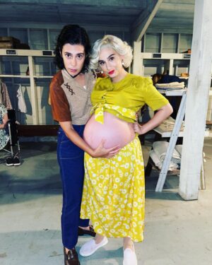Molly Ephraim Instagram - IT’S ALMOST TIME [to watch @leagueonprime on Friday] 👀

✨daddy @robotika & me on my last day of shooting, 34wks preggo!✨