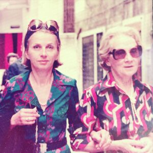 Molly Ephraim Instagram - Sil vous plait: send my gorgeous grandma any remaining love, prayers, or good vibes you’ve got left in you in this absolutely brutal year. She’s the Frenchie on the left; her late mama’s on the right. If looks could kill, Covid wouldn’t stand a chance... so here is hoping she kicks it to the curb. Thank you, friends. Hoping you’re all staying safe and please #wearadamnmask