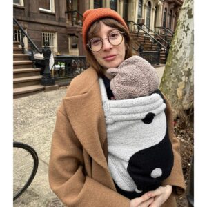 Molly Bernard Instagram - Peak mom chic @artipoppe