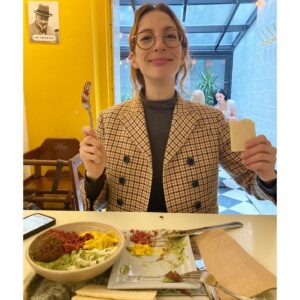 Molly Bernard Instagram - Another trip around the sun 🌻🌞