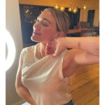 Molly Bernard Instagram - Happy Birthday to my queen and bff and mom and sister and castmate and partner-in-fun and my guide and gay icon @hilaryduff ! I love you in an extreme and ridiculous way and am so grateful to have your love and friendship in my life. You are my favorite and you make my favorite small humans 🪐🪐🪐