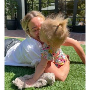 Molly Bernard Instagram - Happy Birthday to my queen and bff and mom and sister and castmate and partner-in-fun and my guide and gay icon @hilaryduff ! I love you in an extreme and ridiculous way and am so grateful to have your love and friendship in my life. You are my favorite and you make my favorite small humans 🪐🪐🪐