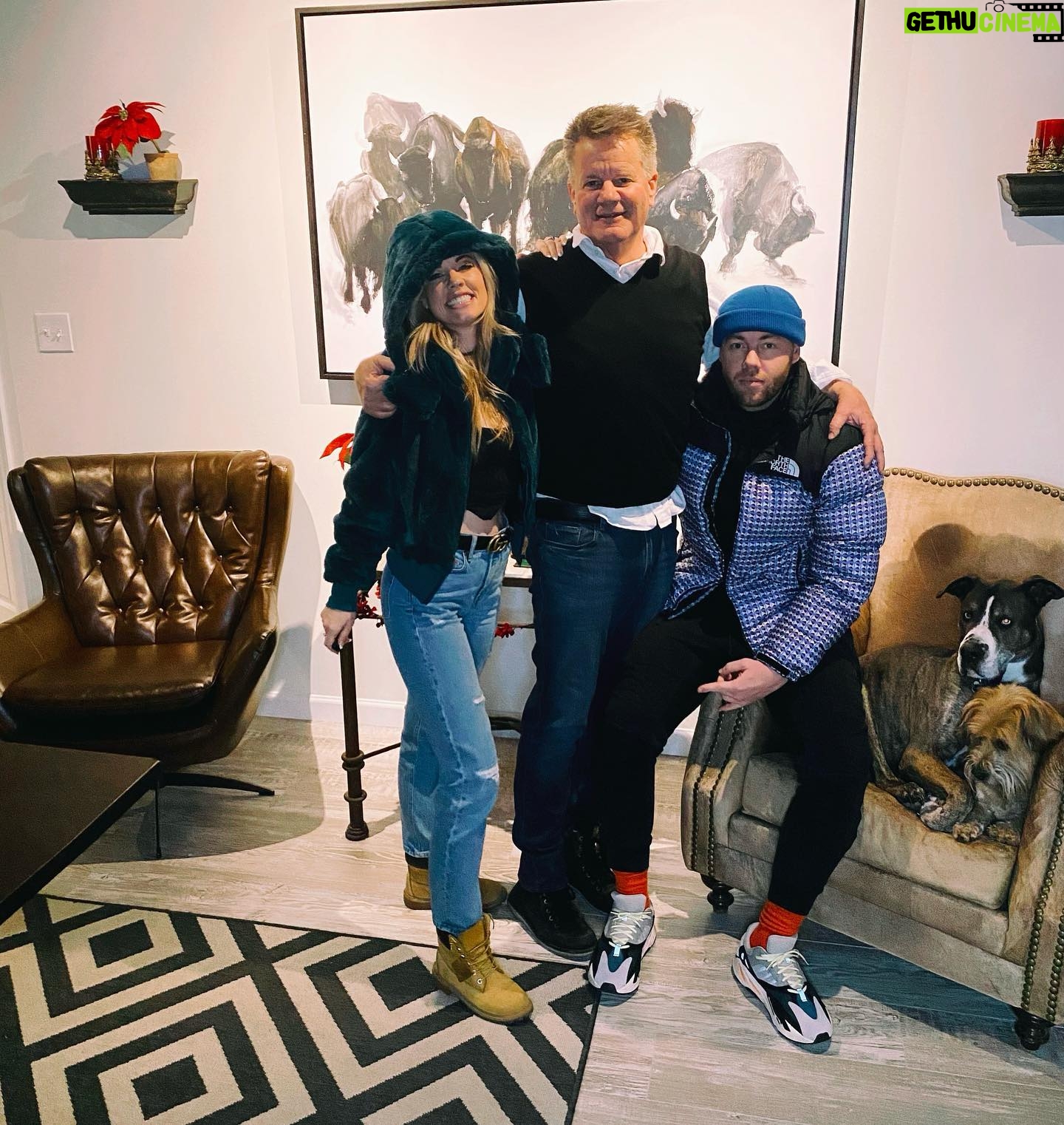 Molly Burnett Instagram - Happy holidays ♥️🎄 Love, The Burnett’s 🥂