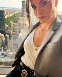 Molly Burnett Instagram - Game time 🚨 See y’all tonight #dundun 9/8c on @nbc @nbclawandorder @wolfentertainment #SVU