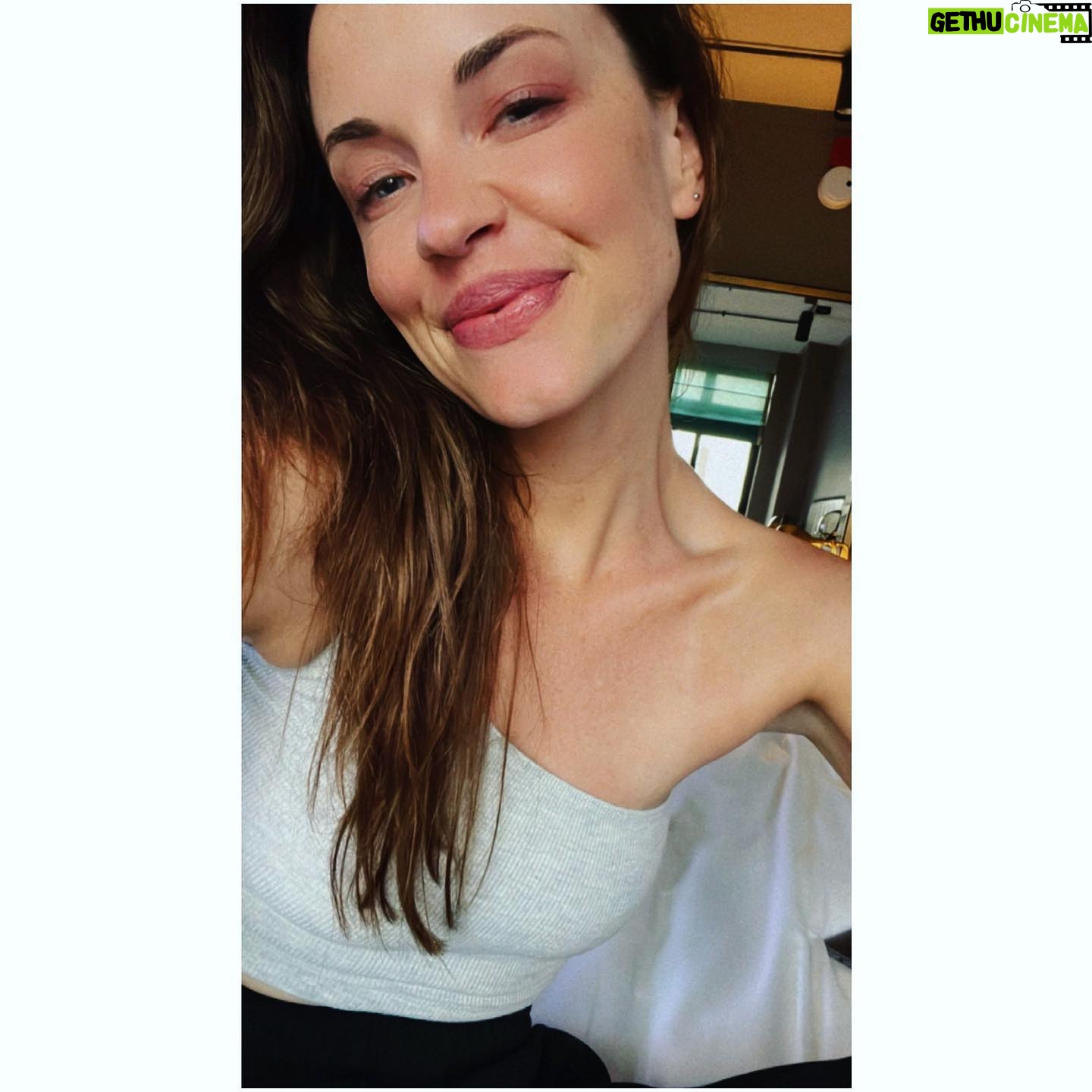 Molly Burnett Instagram - Grateful! Let’s make it a good week 💖🤍 #dundun