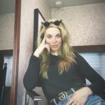 Molly Burnett Instagram - Baby’s back on set!! Can’t wait to share this RAD NEW ROLE WITH YALL 🎥💣🖤🌃