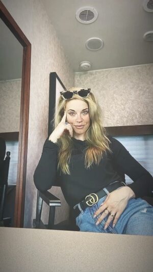 Molly Burnett Instagram - Baby’s back on set!! Can’t wait to share this RAD NEW ROLE WITH YALL 🎥💣🖤🌃