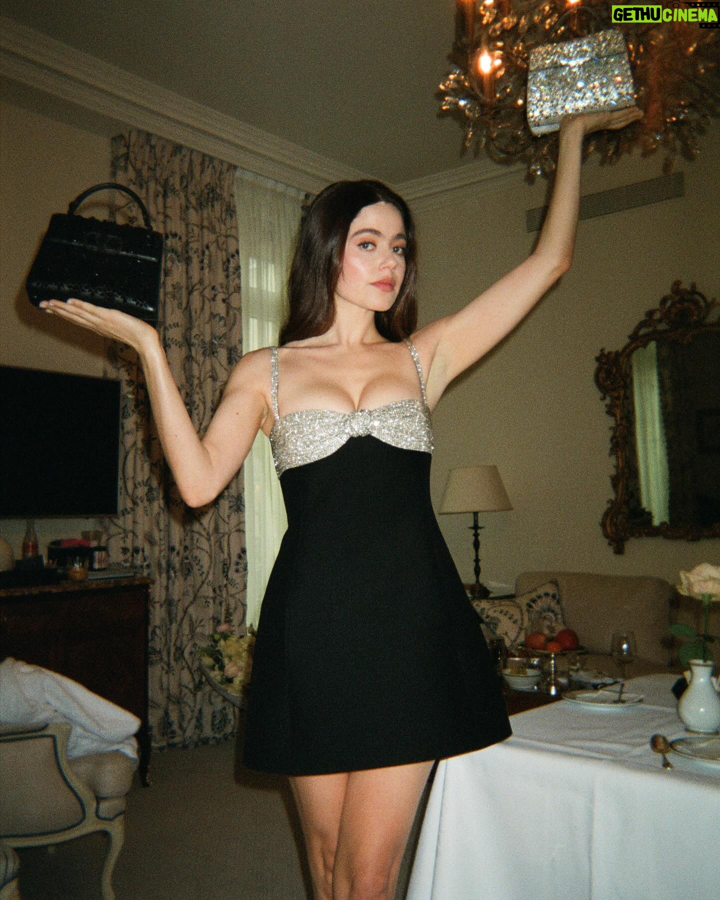 Molly Gordon - 44.1K Likes - thank you @maisonvalentino @pppiccioli for having my mama and me. @voguemagazine ✨
