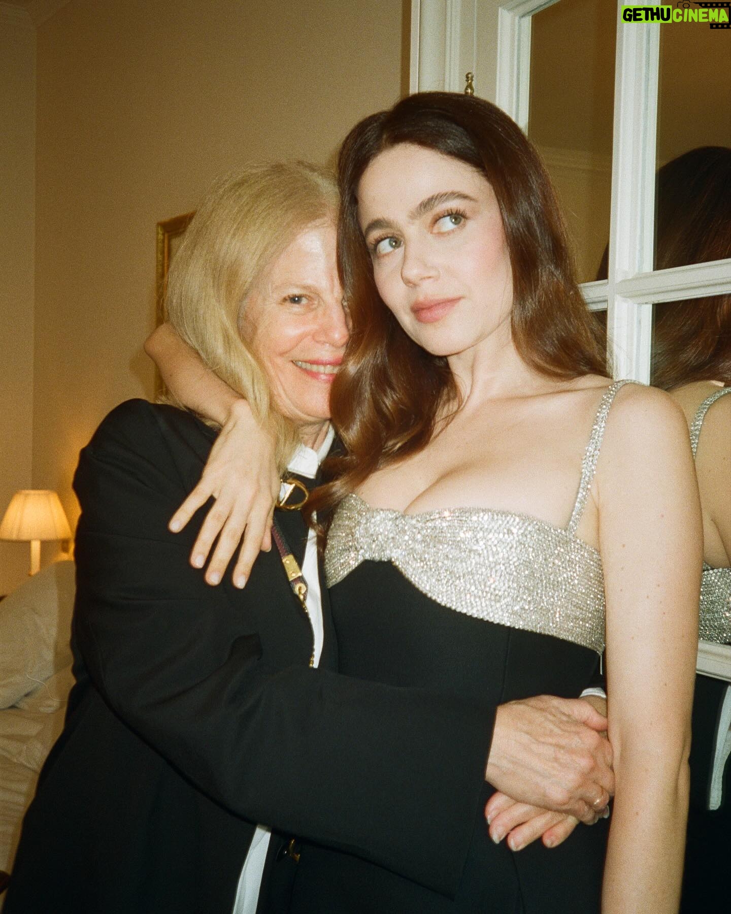 Molly Gordon - 44.1K Likes - thank you @maisonvalentino @pppiccioli for having my mama and me. @voguemagazine ✨