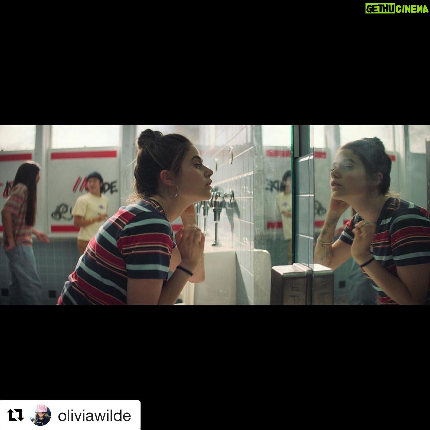 Molly Gordon Instagram - #repost ✨ ✨ TRIPLE A ✨ ✨ #5daysout #thebathroom #highbun @booksmart