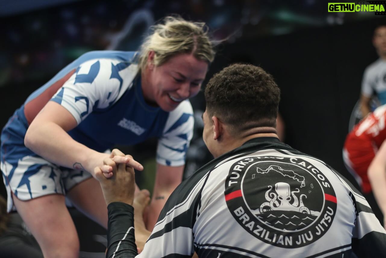 Molly McCann Instagram - Killed me being out of the gym for that long! Boss to be back in 💙 with the lids 💙 Happy Thursday the firm 💙 📸 @slick_mma
