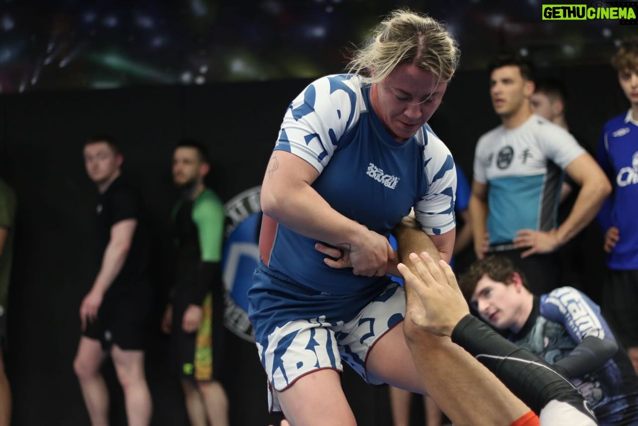Molly McCann Instagram - Killed me being out of the gym for that long! Boss to be back in 💙 with the lids 💙 Happy Thursday the firm 💙 📸 @slick_mma