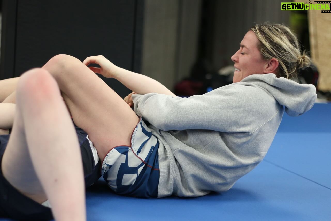 Molly McCann Instagram - Killed me being out of the gym for that long! Boss to be back in 💙 with the lids 💙 Happy Thursday the firm 💙 📸 @slick_mma