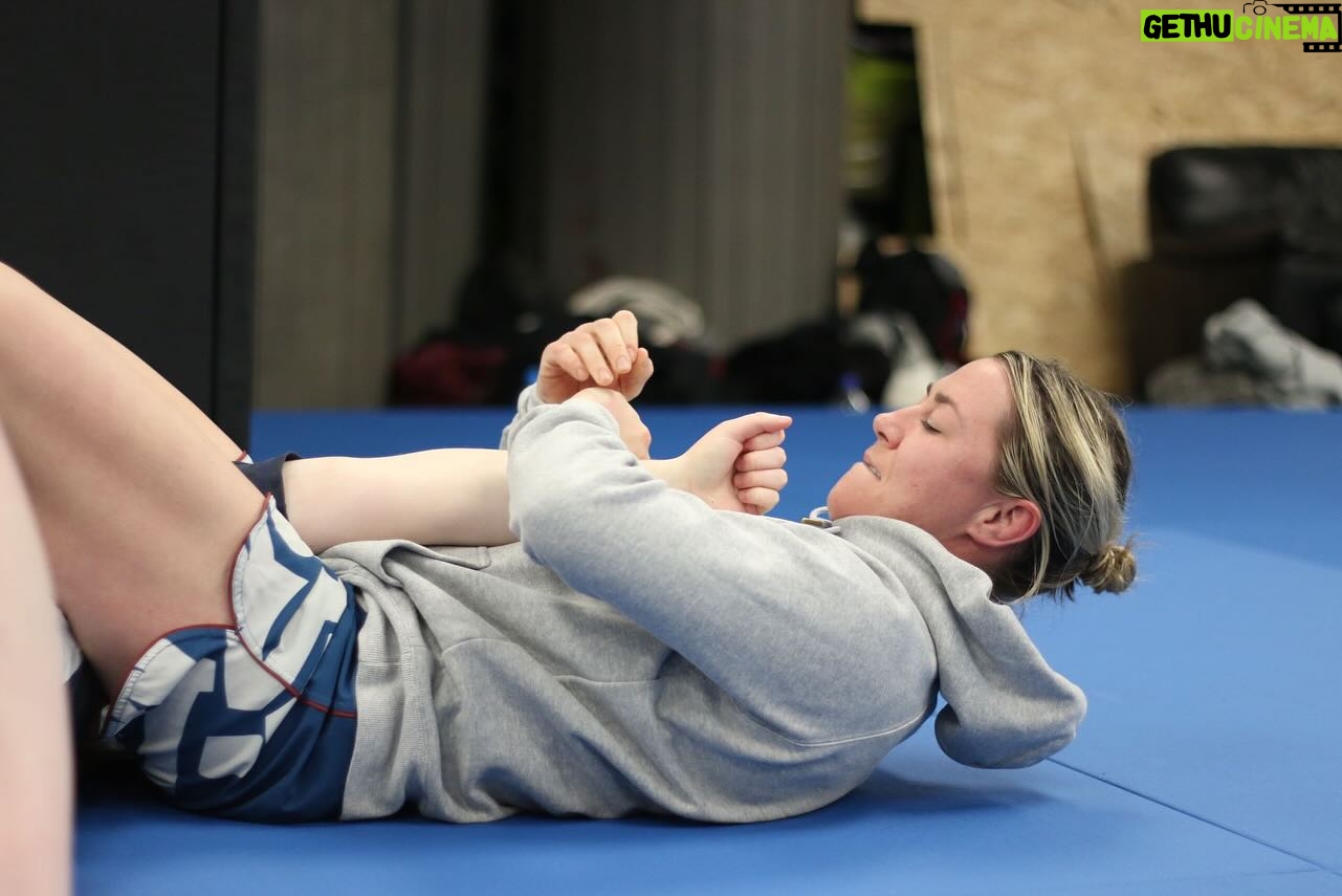 Molly McCann Instagram - Killed me being out of the gym for that long! Boss to be back in 💙 with the lids 💙 Happy Thursday the firm 💙 📸 @slick_mma