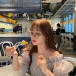 Momo Shitou Instagram - ㅤㅤㅤㅤㅤㅤㅤㅤㅤㅤㅤㅤㅤㅤㅤㅤㅤㅤㅤㅤㅤ 肩紐部分がチェーンなのがポイントで可愛いの @rienda_official のオフショルブラウス。♡ ボリューム感のあるシアーな素材が 控えめな透け感だからスカートでもパンツでも 両方合わせやすいよ〜 #PR #rienda #rienda_ambassador