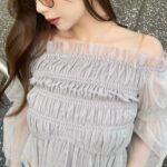 Momo Shitou Instagram - ㅤㅤㅤㅤㅤㅤㅤㅤㅤㅤㅤㅤㅤㅤㅤㅤㅤㅤㅤㅤㅤ 肩紐部分がチェーンなのがポイントで可愛いの @rienda_official のオフショルブラウス。♡ ボリューム感のあるシアーな素材が 控えめな透け感だからスカートでもパンツでも 両方合わせやすいよ〜 #PR #rienda #rienda_ambassador