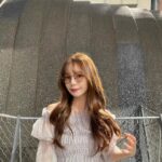 Momo Shitou Instagram - ㅤㅤㅤㅤㅤㅤㅤㅤㅤㅤㅤㅤㅤㅤㅤㅤㅤㅤㅤㅤㅤ 肩紐部分がチェーンなのがポイントで可愛いの @rienda_official のオフショルブラウス。♡ ボリューム感のあるシアーな素材が 控えめな透け感だからスカートでもパンツでも 両方合わせやすいよ〜 #PR #rienda #rienda_ambassador